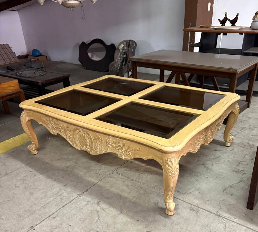 Mesa Centro Sala Europea Antigua Vintage En Madera De Caoba Tallada a Mano. Como Nueva Mide 127 cm Largo X 102 cm Ancho X 42 cm Alto