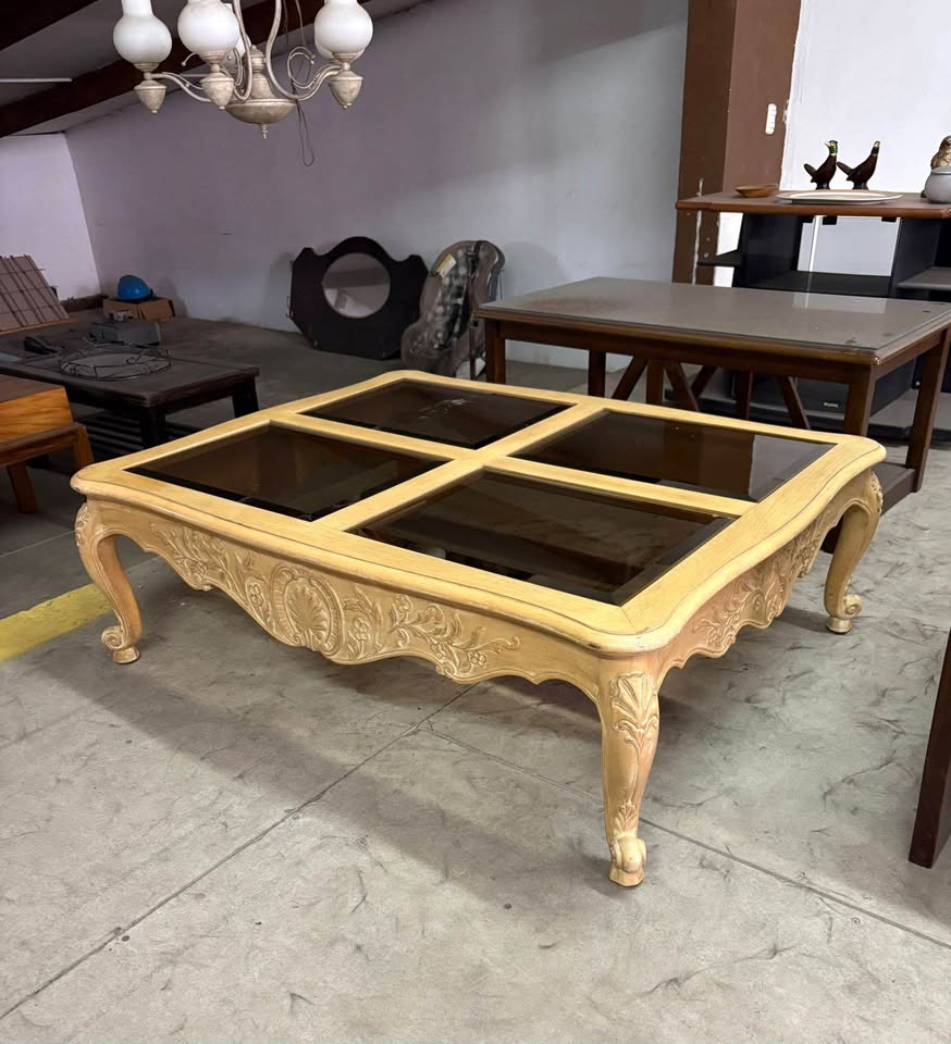 IMG_6091 Mesa Centro Sala Europea Antigua Vintage En Madera De Caoba Tallada a Mano. Como Nueva Mide 127 cm Largo X 102 cm Ancho X 42 cm Alto