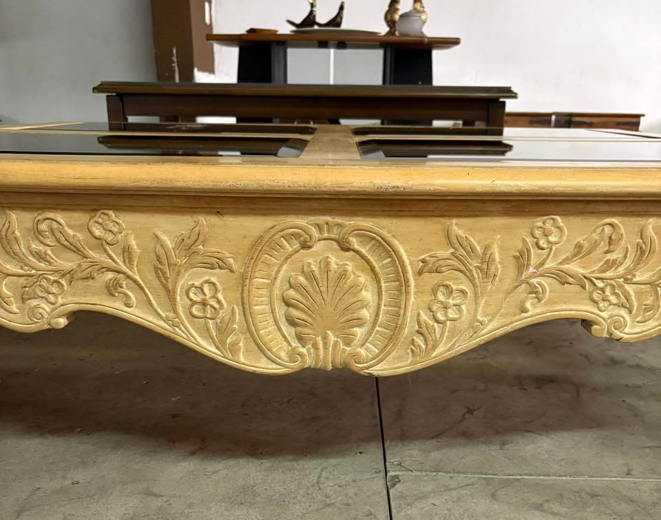 Mesa Centro Sala Europea Antigua Vintage En Madera De Caoba Tallada a Mano. Como Nueva Mide 127 cm Largo X 102 cm Ancho X 42 cm Alto