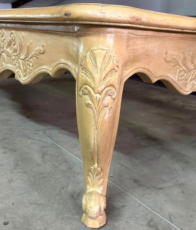Mesa Centro Sala Europea Antigua Vintage En Madera De Caoba Tallada a Mano. Como Nueva Mide 127 cm Largo X 102 cm Ancho X 42 cm Alto