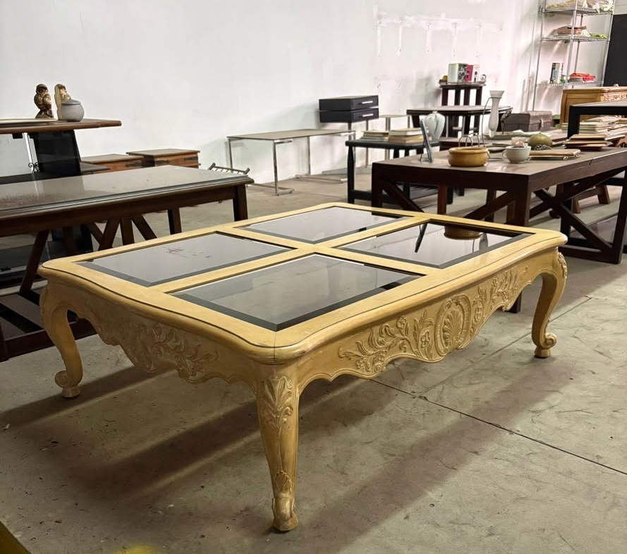 Mesa Centro Sala Europea Antigua Vintage En Madera De Caoba Tallada a Mano. Como Nueva Mide 127 cm Largo X 102 cm Ancho X 42 cm Alto