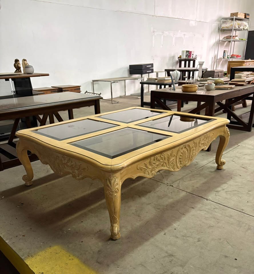 IMG_6094 Mesa Centro Sala Europea Antigua Vintage En Madera De Caoba Tallada a Mano. Como Nueva Mide 127 cm Largo X 102 cm Ancho X 42 cm Alto
