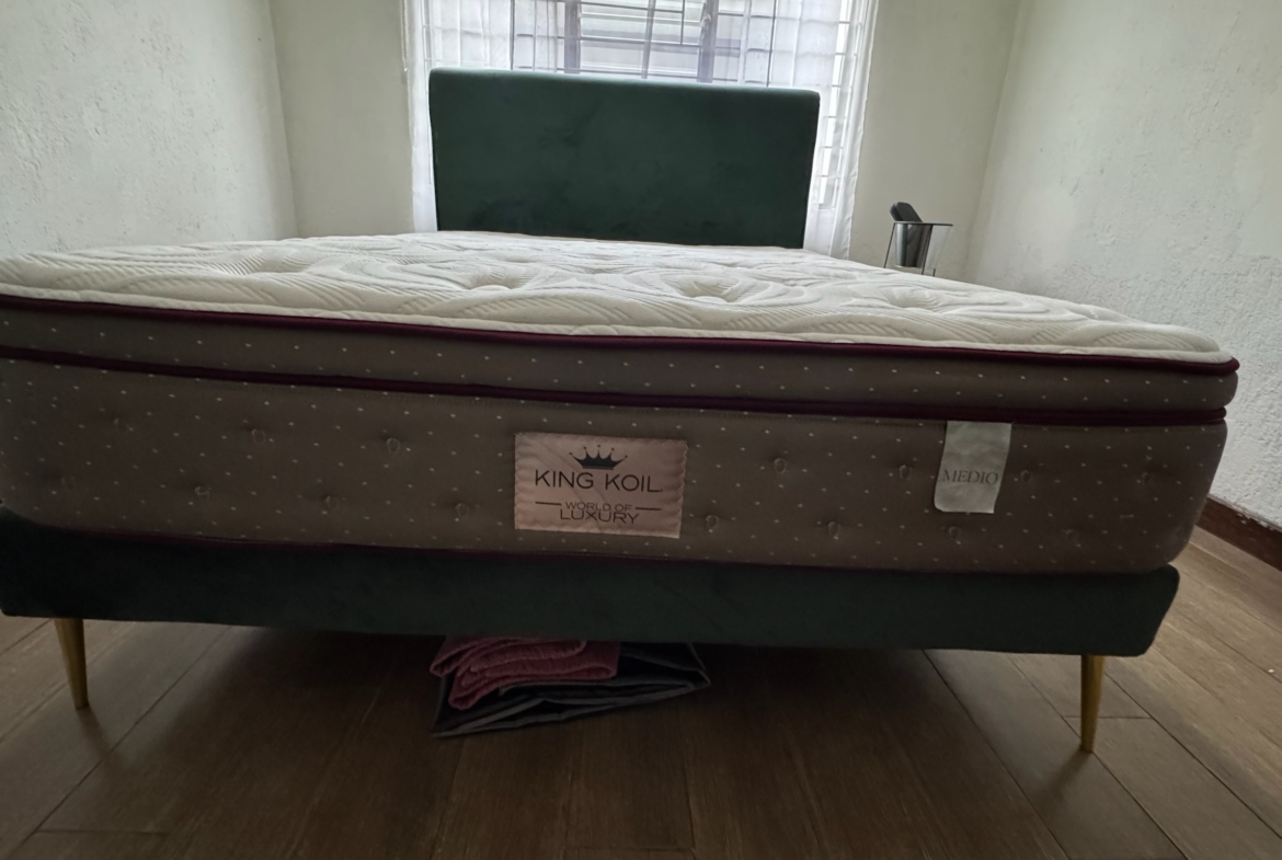 Cama Queen + colchón ortopédico King Koil