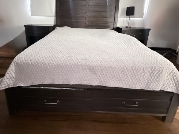 Cama queen Ashey Furniture con colchón y 2 mesas de noche