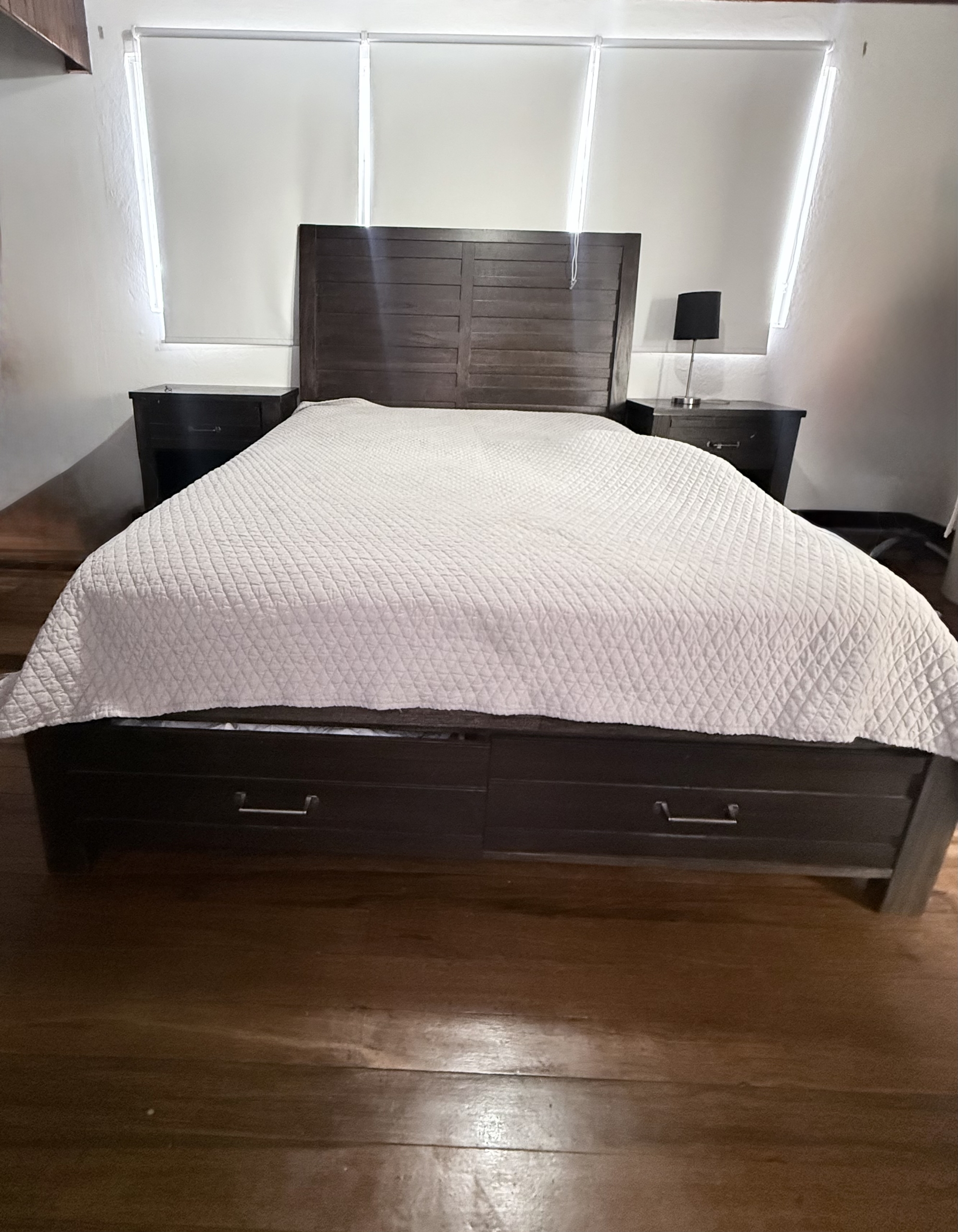 Cama queen Ashey Furniture con colchón y 2 mesas de noche