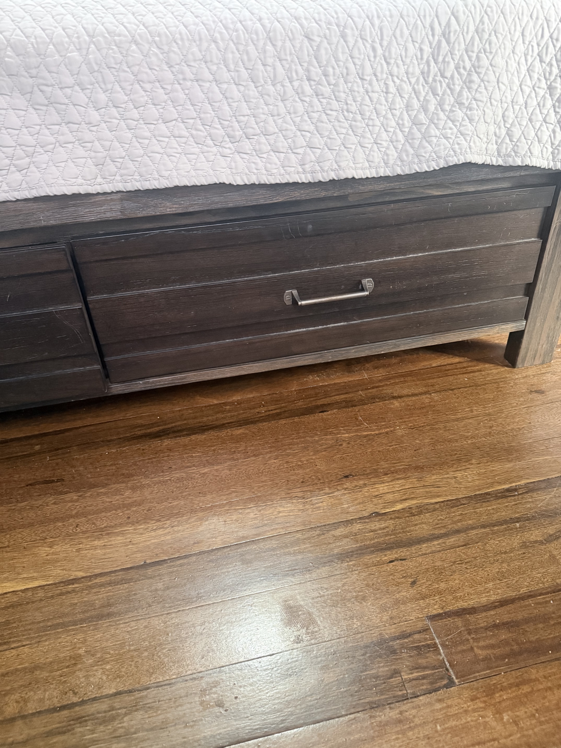 Cama queen Ashey Furniture con colchón y 2 mesas de noche
