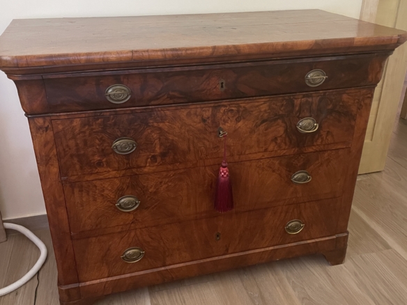 ANTIQUE BURL WOOD CHEST OF DRAWERS – c. 1820–1840